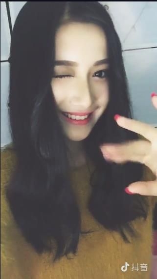 《抖音短視頻》打響指小女孩是誰(shuí)