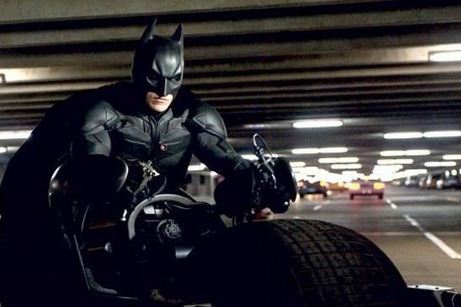 蝙蝠俠日本千葉縣高速路飛馳 驚呆群眾