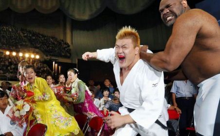 朝鮮時隔20年辦職業(yè)摔跤賽 婦女嚇得花容失色