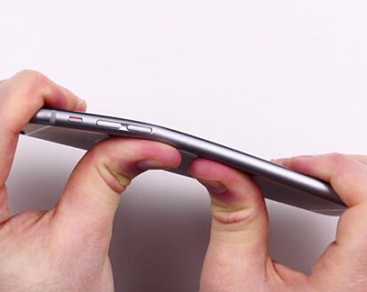 iPhone 6承壓測試 僅雙手就能掰彎且易磨損