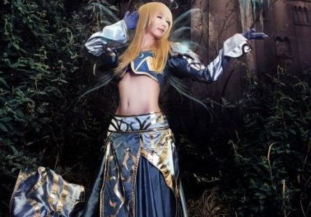 國服女玩家COS《魔獸世界》牧師 藍天綠草配美女