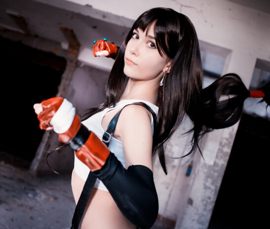 國(guó)外萌妹COS《最終幻想7》蒂法 氣質(zhì)奔放神態(tài)熱辣