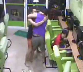 《COD11》玩家一言不合跨網吧打架 反被打倒在地!