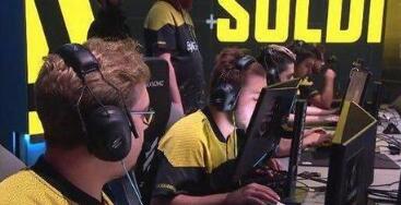 《CS：GO》SLI賽場現真人形外掛 屏幕貼臉則自帶四倍鏡！