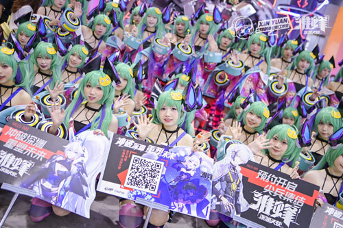 超大BOSS漫展《雛蜂：深淵天使》大出屏幕