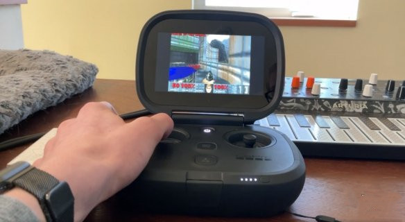 游戲大佬成功移植《毀滅戰士》到GoPro Karma無人機手柄中！
