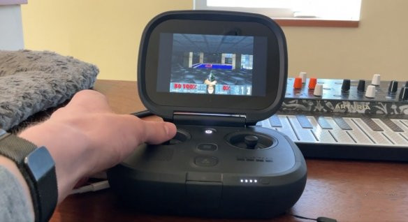 游戲大佬成功移植《毀滅戰士》到GoPro Karma無人機手柄中！
