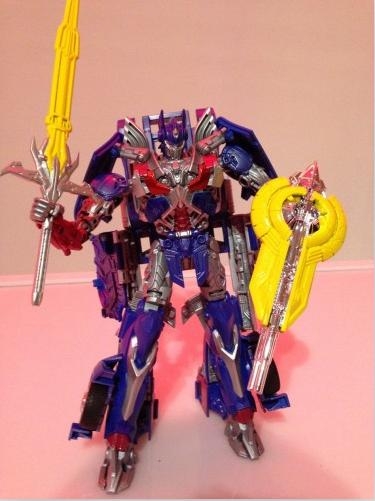 曝《變形金剛4》擎天柱新造型 威武霸氣似武士