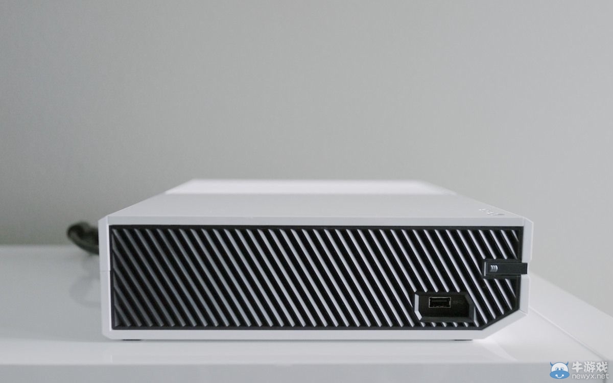 白色版Xbox One唯美圖報(bào) 簡(jiǎn)直是客廳里的藝術(shù)品