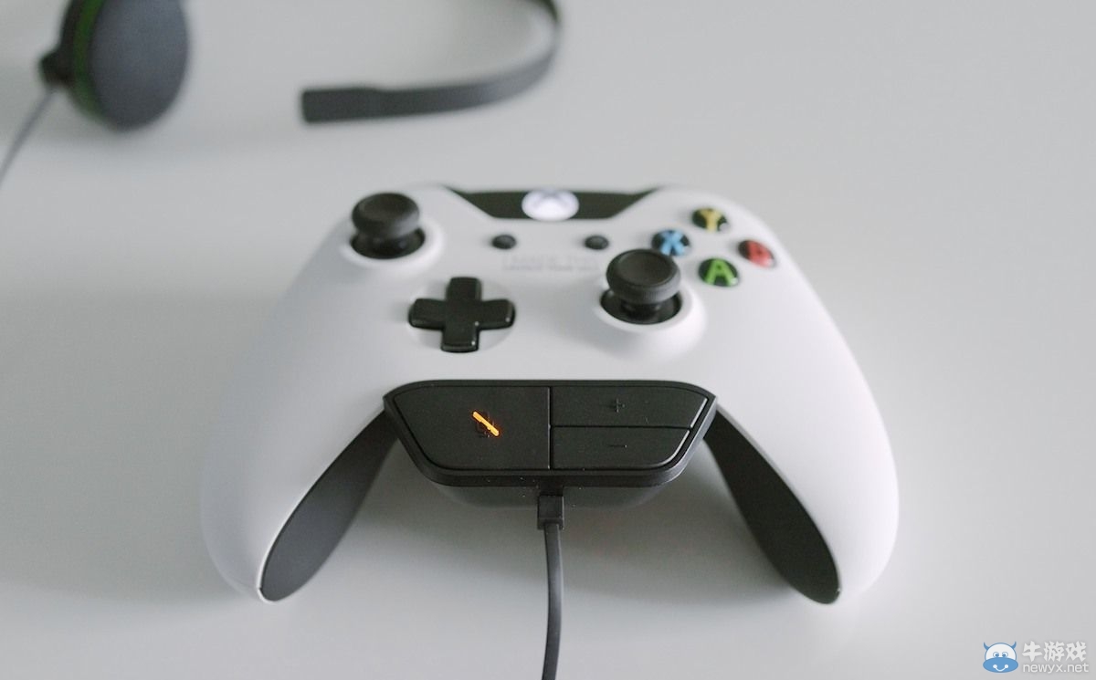 白色版Xbox One唯美圖報(bào) 簡(jiǎn)直是客廳里的藝術(shù)品