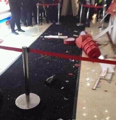 40歲男子在徐州金鷹國(guó)際購(gòu)物中心內(nèi)跳樓身亡