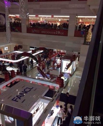 40歲男子在徐州金鷹國(guó)際購(gòu)物中心內(nèi)跳樓身亡