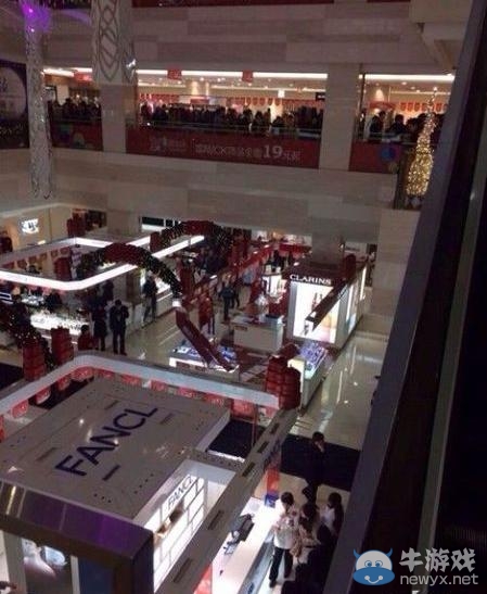 40歲男子在徐州金鷹國(guó)際購(gòu)物中心內(nèi)跳樓身亡
