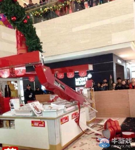 40歲男子在徐州金鷹國(guó)際購(gòu)物中心內(nèi)跳樓身亡