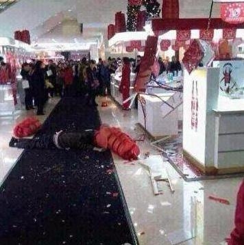40歲男子在徐州金鷹國(guó)際購(gòu)物中心內(nèi)跳樓身亡