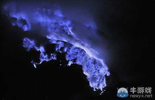 印尼火山竟然噴發(fā)超炫藍色火焰 如同宇宙星云