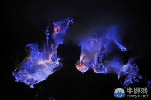 印尼火山竟然噴發(fā)超炫藍色火焰 如同宇宙星云