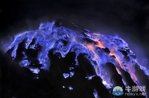 印尼火山竟然噴發(fā)超炫藍色火焰 如同宇宙星云