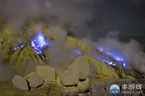 印尼火山竟然噴發(fā)超炫藍色火焰 如同宇宙星云