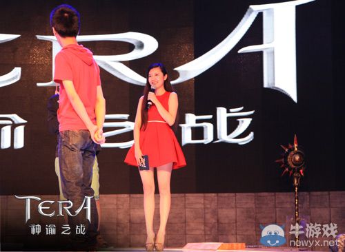 世界杯主播“烏賊劉” 現身主持《TERA》CJ展臺