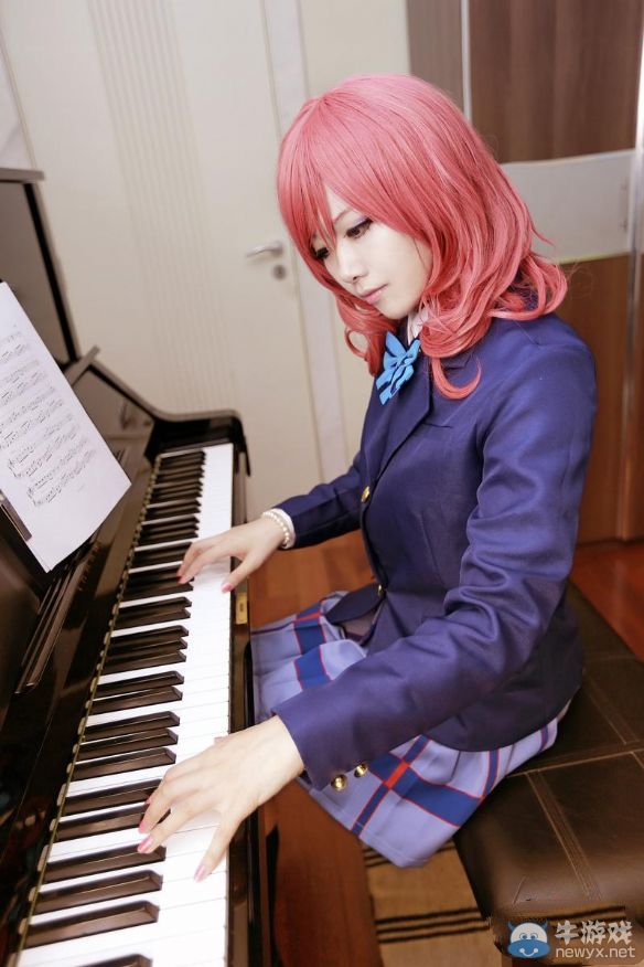 周末福利《LOVE LIVE》西木野真姬校服Cos賞