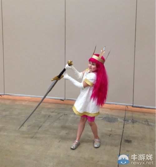 小萌妹Cos《光之子》主角歐若拉圖 相似度百分百