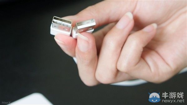 iPhone 6“正反插”數據線高清對比 兼容碉堡做工細膩