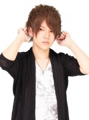 《如龍0》入賞男優(yōu)肉色褲顯大根！殺馬特晃瞎雙眼