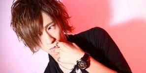 《如龍0》入賞男優(yōu)肉色褲顯大根！殺馬特晃瞎雙眼