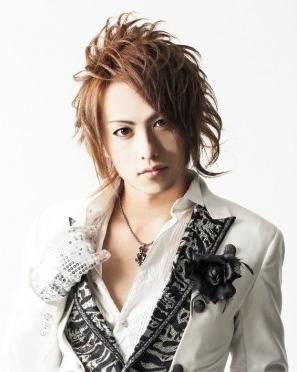 《如龍0》入賞男優(yōu)肉色褲顯大根！殺馬特晃瞎雙眼