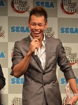 《如龍0》入賞男優(yōu)肉色褲顯大根！殺馬特晃瞎雙眼