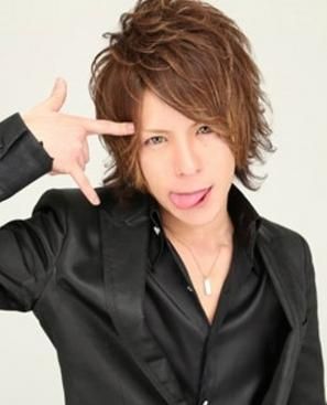 《如龍0》入賞男優(yōu)肉色褲顯大根！殺馬特晃瞎雙眼