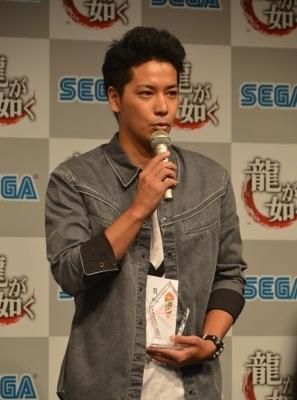 《如龍0》入賞男優(yōu)肉色褲顯大根！殺馬特晃瞎雙眼