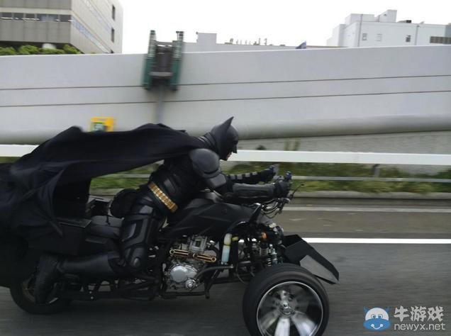 蝙蝠俠日本千葉縣高速路飛馳 驚呆群眾