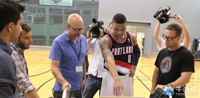 《NBA Live 15》封面公布：達(dá)迷安獨(dú)挑大梁