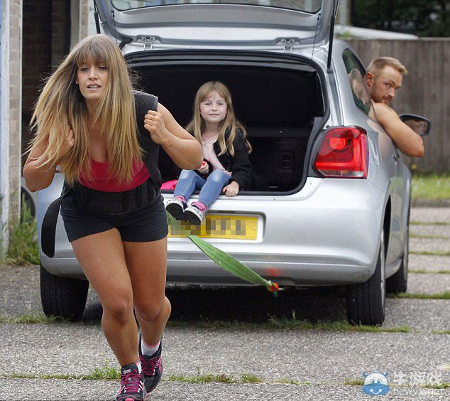 單手扛沙發(fā)輕松拉汽車 英國最強(qiáng)壯女漢紙的日常