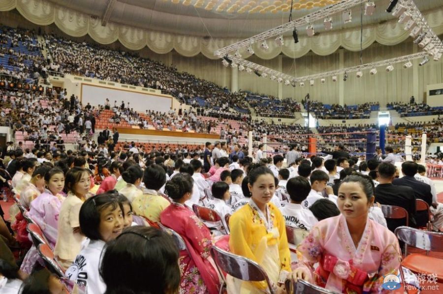 朝鮮時隔20年辦職業摔跤賽 婦女嚇得花容失色