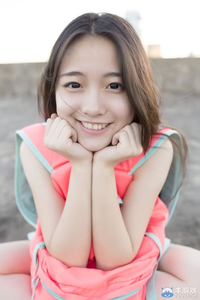 陽光清純美女回眸一笑 百代佳麗已待顏