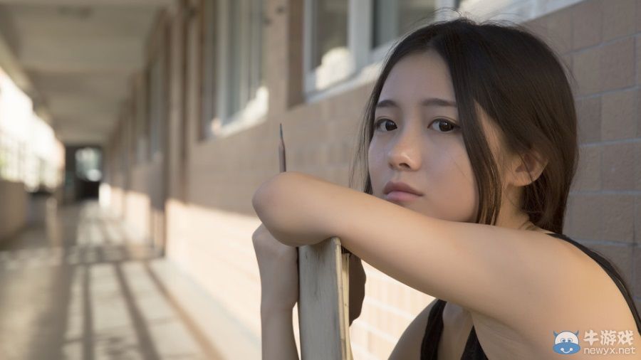 陽光清純美女回眸一笑 百代佳麗已待顏
