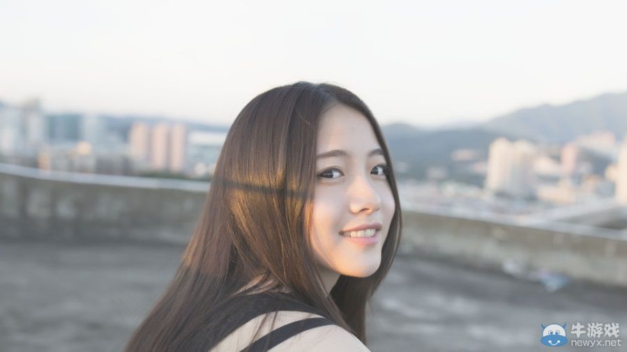 陽光清純美女回眸一笑 百代佳麗已待顏