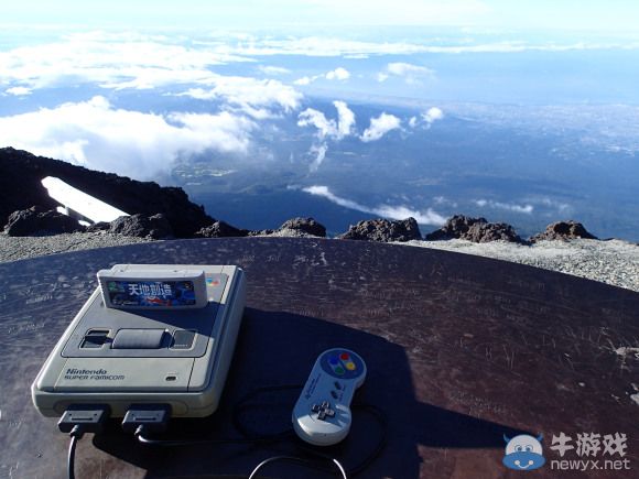 最骨灰級粉絲!日本男子攜帶游戲機登富士山