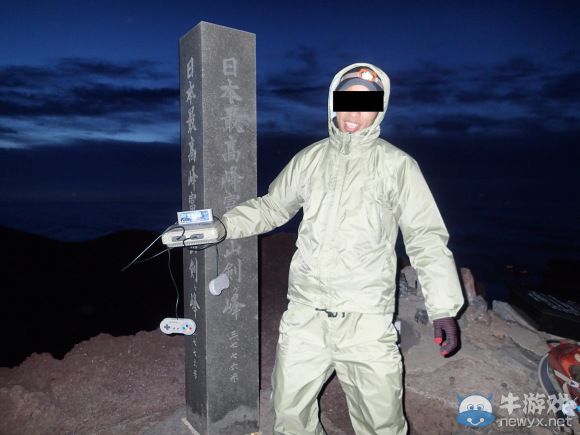 最骨灰級粉絲!日本男子攜帶游戲機登富士山