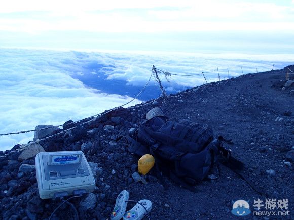最骨灰級粉絲!日本男子攜帶游戲機登富士山