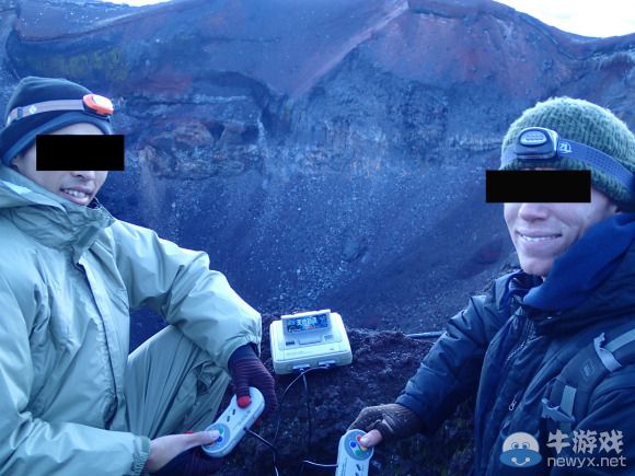 最骨灰級粉絲!日本男子攜帶游戲機登富士山