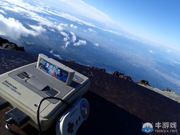 最骨灰級粉絲!日本男子攜帶游戲機登富士山