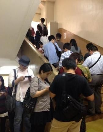 《口袋妖怪：歐米伽紅寶石/阿爾法藍(lán)寶石》預(yù)售現(xiàn)場(chǎng)超長隊(duì)列：能與腎機(jī)一戰(zhàn)