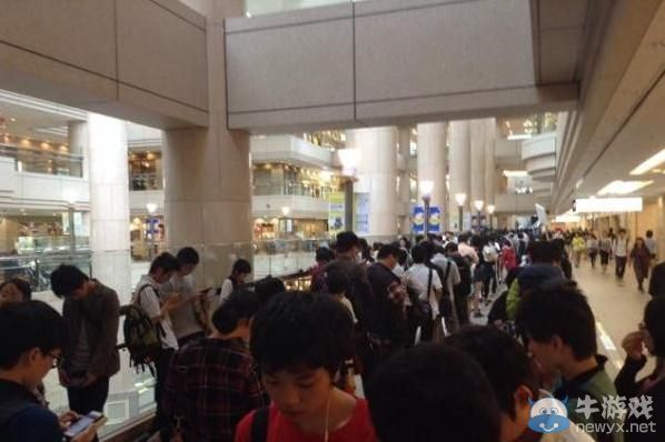 《口袋妖怪：歐米伽紅寶石/阿爾法藍(lán)寶石》預(yù)售現(xiàn)場(chǎng)超長隊(duì)列：能與腎機(jī)一戰(zhàn)