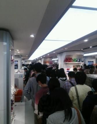 《口袋妖怪：歐米伽紅寶石/阿爾法藍(lán)寶石》預(yù)售現(xiàn)場(chǎng)超長隊(duì)列：能與腎機(jī)一戰(zhàn)