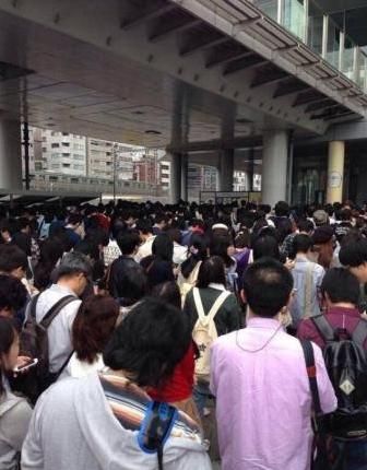 《口袋妖怪：歐米伽紅寶石/阿爾法藍(lán)寶石》預(yù)售現(xiàn)場(chǎng)超長隊(duì)列：能與腎機(jī)一戰(zhàn)