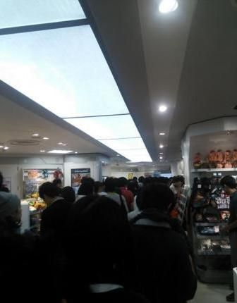 《口袋妖怪：歐米伽紅寶石/阿爾法藍(lán)寶石》預(yù)售現(xiàn)場(chǎng)超長隊(duì)列：能與腎機(jī)一戰(zhàn)